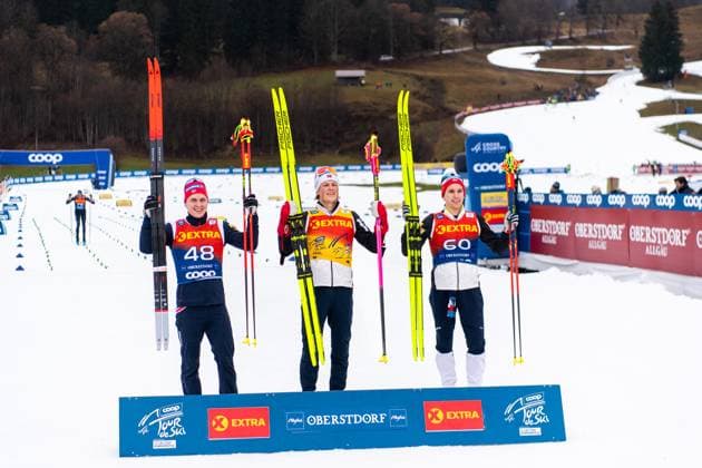 Sport Themen der Woche KW01 Sport Bilder des Tages 230103 Simen Hegstad Kreuger, Johannes Hosflot Klaebo and Didrik Tonseth of Norway celebrate on the podium after competing in men s 10km classic technique interval start during Tour de Ski on January 3, 2023 in Oberstdorf. Photo: Maxim Thore BILDBYRAN kod MT MT0432 skidor cross-country skiing langrenn tour de ski day 4 mens 10km bbeng klassiskt dag 4 norge norway jubel *** 230103 Simen Hegstad Kreuger, Johannes Hosflot Klaebo and Didrik Tonseth of Norway celebrate on the podium after competing in mens 10km classic technique interval start during Tour de Ski on January 3, 2023 in Oberstdorf Photo Maxim Thore BILDBYRAN code MT MT0432 skis cross country skiing cross country skiing tour de ski day 4 mens 10km bbeng classic day 4 norge norway jubel,  Copyright: MAXIMxTHORE BB230103MT059