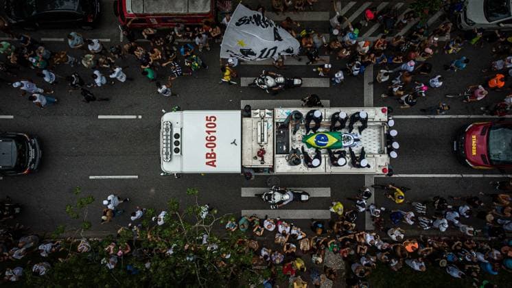 Sport Themen der Woche KW01 Sport Bilder des Tages Last Tribute to Pele in Santos January 03, 2023, Santos, Sao Paulo, Brazil: A procession through the streets of Santos, people follow closely paying their last tribute to King Pele on Tuesday (03), from Vila Belmiro to the Vertical Cemetery. (Foto: Andre Pera TheNews2 imago images)  Copyright: xAndrexPerax