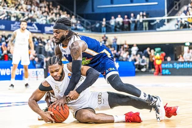 Bilder des Jahres 2023, Sport 01 Januar Sport Themen der Woche KW01 Sport Bilder des Tages Rostock, Deutschland 03. Januar 2023: 1.BBL - 2022 2023 - Rostock Seawolves vs. FC Bayern München v. li. im Zweikampf Corey Walden (FC Bayern München) und JeQuan Lewis (Rostock Seawolves) *** Rostock, Germany 03 January 2023 1 BBL 2022 2023 Rostock Seawolves vs FC Bayern Munich v li in duel Corey Walden FC Bayern Munich and JeQuan Lewis Rostock Seawolves. Copyright: xFotostandx xVoelkerx