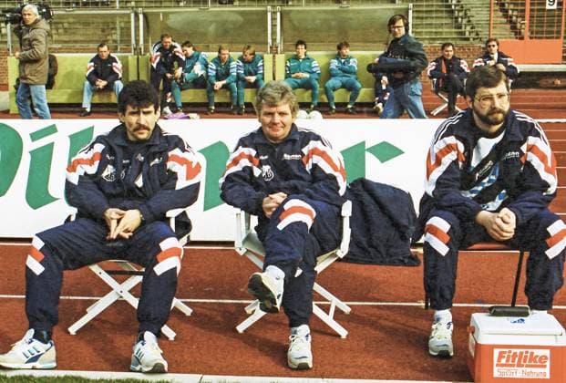 RECORD DATE NOT STATED Aus 2. Bl. Saison 1992 93 Hannover 96 - VfB Leipzig 1:1 am 13.03.1993. Im Foto: Mitte VfB Trainer Jürgen Sundermann mit Assi li. Halata sowie re. Masseur Zimmermann *** From 2 Bl season 1992 93 Hannover 96 VfB Leipzig 1 1 on 13 03 1993 In the photo center VfB coach Jürgen Sundermann with Assi li Halata as well as r masseur Zimmermann
