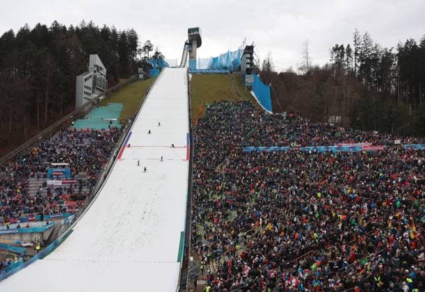Innsbruck, Österreich, 04. Januar 2023: 71.internationale Vierschanzentournee, Skispringen, Herren, Weltcup, Innsbruck, Bergiselspringen, Bergiselschanze, Wettkampf Blick auf den Kessel des Bergisel, Fan, Fans, Zuschauer,Schanze, Aufsprunghang *** Innsbruck, Austria, 04 January 2023 71 international Four Hills Tournament, ski jumping, men, world cup, Innsbruck, Bergisel jumping, Bergiselschanze, competition view of the Bergisel cauldron, fan, fans, spectators,hill, take-off slope