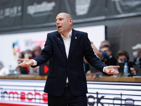 04 01 2023, Wuerzburg Baskets vs Brose Bamberg, easyCredit BBL, matchday 13, Germany, Wuerzburg, tectake Arena, In picture amazement at Head Coach Oren Amiel Brose Bamberg Copyright: HMBxMedia xJulienxBecker