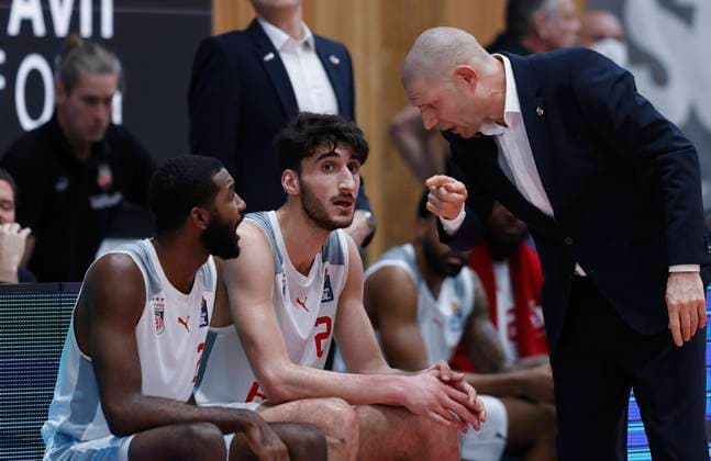 04 01 2023, Basketball, BBL, Hauptrunde, Wuerzburg Baskets Brose Bamberg, GER, Wuerzburg, tectake Arena Picture f li Amir Bell Brose Bamberg , Gabriel Chachashvili Brose Bamberg and Head Coach Oren Amiel Brose Bamberg Copyright: HMBxMedia xHeikoxBecker