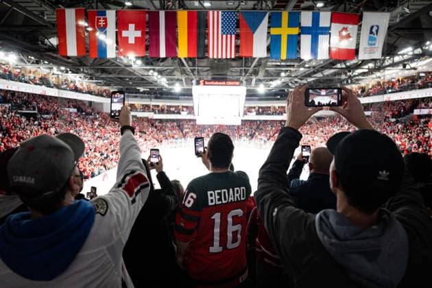 230105 Fans of Canada during the 2023 IIHF World Junior Championship semifinal between USA and Canada on January 5, 2023 in Halifax Photo Simon Hastegard BILDBYRAN kod SH SH0402 ishockey ice hockey jvm junior vm u20 2023 iihf world junior championship world juniors semifinal semifinals usa canada kanada bbeng Connor Bedard,  Copyright: SIMONxHASTEGARD BB230105SH039