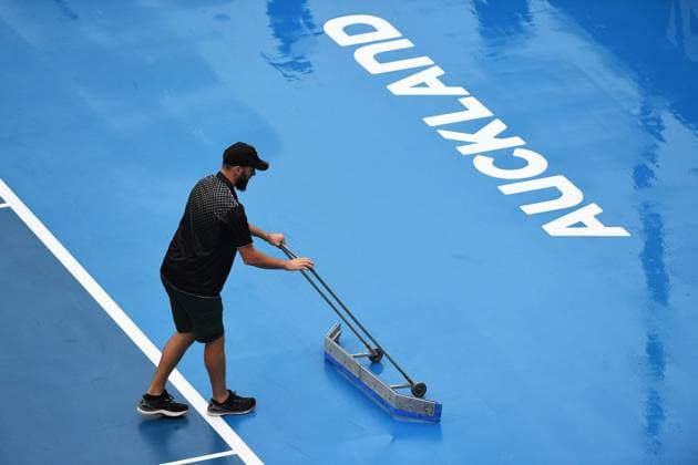 5th January 2022: Auckland, New Zealand: Volunteer dries the Centre court on Day 4 of the 2023 Womens s ASB Classic. ASB Tennis Centre, Auckland, New Zealand.  ActionPlus12464861 ChrisxSymes