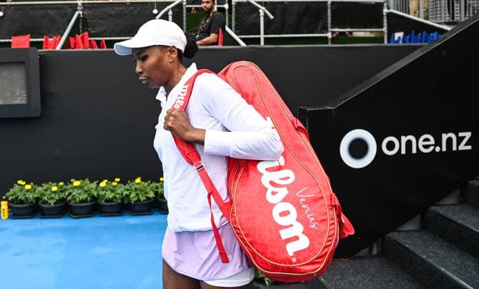 5th January 2022: Auckland, New Zealand: USA s Venus Williams back on court after a rain delay on Day 4 of the women s ASB Classic at the ASB Tennis Arena, Auckland, New Zealand  ActionPlus12464923 AndrewxCornaga