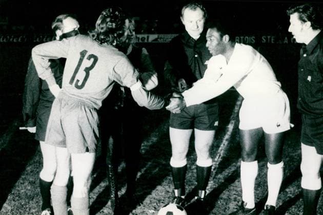 Vedett Match in Rocourt : Gaston Roelants (captain of the Belgian stars) and Pele (captain of the rest of the world ) shake hands before the start of the match on Saturday 02 November 1974.  x57882661x