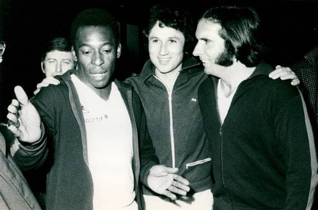 VEDETT MATCH AT ROCOURT JUST BEFORE THE MATCH PELE THE SPEAKER OF THE FRENCH TELEVISION MICHEL DRUCKER AND EMMERSON FITIPALDI TALK ABOUT THE tactics to follow on Saturday 02 November 1974.  x57882662x