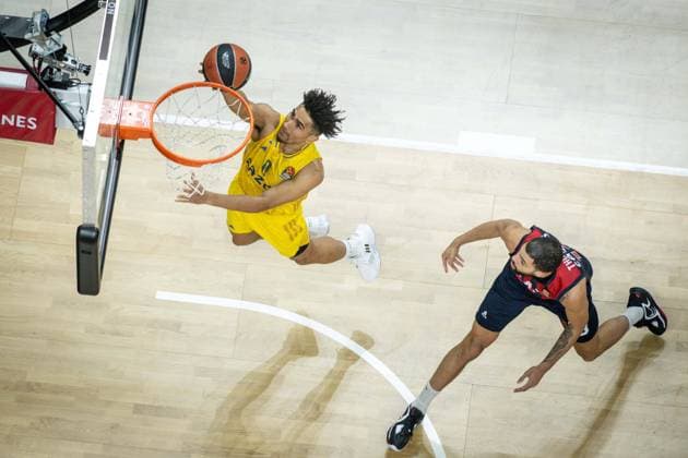 Bilder des Jahres 2023, Sport 01 Januar Sport Themen der Woche KW01 Sport Bilder des Tages Basketball Berlin 05.01.2023 Saison 2022 2023 Euroleague Regular Season Alba Berlin - Cazoo Baskonia Vitoria-Gasteiz Maodo Lo (Alba Berlin, No.00) Darius Thompson (Baskonia, No.13) *** Basketball Berlin 05 01 2023 Euroleague Regular Season 2022 2023 Alba Berlin Cazoo Baskonia Vitoria Gasteiz Maodo Lo Alba Berlin, No 00 Darius Thompson Baskonia, No 13