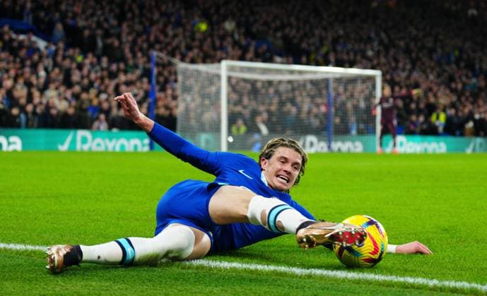 Bilder des Jahres 2023, Sport 01 Januar Sport Themen der Woche KW01 Mandatory Credit: Photo by Javier Garcia Shutterstock (13687239ae) Conor Gallagher of Chelsea keeps the ball in play Chelsea v Manchester City, Premier League, Football, Stamford Bridge, London, UK - 05 Jan 2023 EDITORIAL USE ONLY No use with unauthorised audio, video, data, fixture lists, club league logos or live services. Online in-match use limited to 120 images, no video emulation. No use in betting, games or single club league player publications. Chelsea v Manchester City, Premier League, Football, Stamford Bridge, London, UK - 05 Jan 2023 EDITORIAL USE ONLY No use with unauthorised audio, video, data, fixture lists, club league logos or live services. Online in-match use limited to 120 images, no video emulation. No use in betting, games or single club league player publications.  Copyright: xJavierxGarcia Shutterstockx 13687239ae