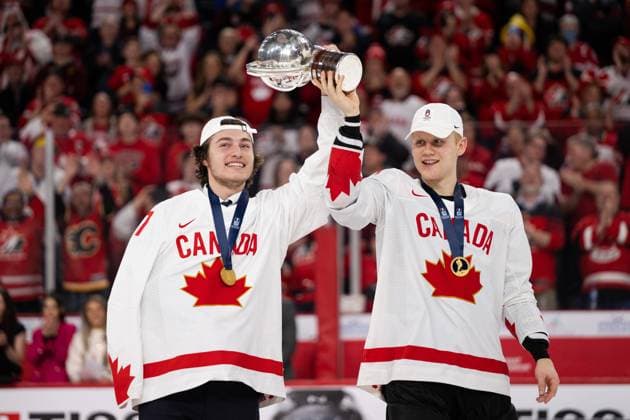 230106 Players of Canada celebrate with the trophy after the 2023 IIHF World Junior Championship final between Czech Republic and Canada on January 6, 2023 in Halifax Photo Simon Hastegard BILDBYRAN kod SH SH0405 ishockey ice hockey jvm junior vm u20 2023 iihf world junior championship world juniors final tjeckien czech republic canada kanada bbeng,  Copyright: SIMONxHASTEGARD BB230106SH055