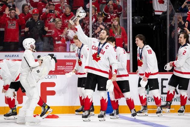 230106 Shane Wright of Canada celebrates with the trophy after the 2023 IIHF World Junior Championship final between Czech Republic and Canada on January 6, 2023 in Halifax Photo Simon Hastegard BILDBYRAN kod SH SH0405 ishockey ice hockey jvm junior vm u20 2023 iihf world junior championship world juniors final tjeckien czech republic canada kanada bbeng jubel vm guld guld,  Copyright: SIMONxHASTEGARD BB230106SH080