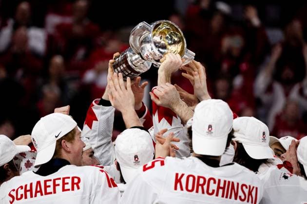 230106 Players of Canada celebrate with the trophy after the 2023 IIHF World Junior Championship final between Czech Republic and Canada on January 6, 2023 in Halifax Photo Simon Hastegard BILDBYRAN kod SH SH0405 ishockey ice hockey jvm junior vm u20 2023 iihf world junior championship world juniors final tjeckien czech republic canada kanada bbeng jubel vm guld guld,  Copyright: SIMONxHASTEGARD BB230106SH082