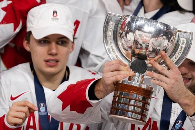 230106 Connor Bedard of Canada celebrates with the trophy after the 2023 IIHF World Junior Championship final between Czech Republic and Canada on January 6, 2023 in Halifax Photo Simon Hastegard BILDBYRAN kod SH SH0405 ishockey ice hockey jvm junior vm u20 2023 iihf world junior championship world juniors final tjeckien czech republic canada kanada bbeng jubel vm guld guld,  Copyright: SIMONxHASTEGARD BB230106SH093