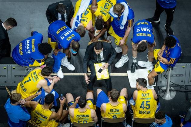 Basketball Berlin 05 01 2023 Euroleague Regular Season 2022 2023 Alba Berlin Cazoo Baskonia Vitoria Gasteiz Israel Gonzalez Alba Berlin, Coach Time Out