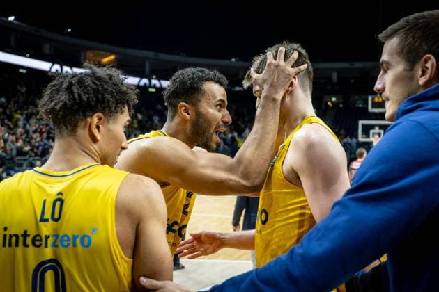 Basketball Berlin 05 01 2023 Season 2022 2023 Euroleague Regular Season Alba Berlin Cazoo Baskonia Vitoria Gasteiz Cheering after the victory Johannes Thiemann Alba Berlin, No 32 Ben Lammers Alba Berlin, No 44 Maodo Lo Alba Berlin, No 00 Tim Schneider Alba Berlin, No 10 re