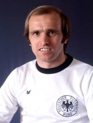 Erich Beer (24- facher A-Nationalspieler) wird am 9.12.2011 65 Jahre alt U.b.z.: Erich Beer im Nationaltrikot 4 - 1978 *** Erich Beer 24 times A national player turns 65 on 9 12 2011 U b z Erich Beer in national jersey 4 1978 HM
