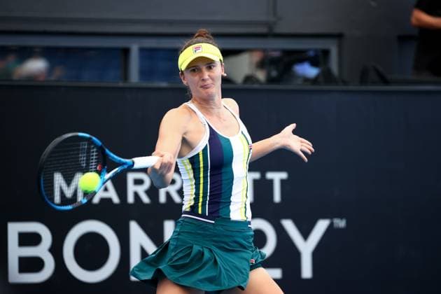 ADELAIDE, AUSTRALIA - JANUARY 07: Irina-Camelia Begu of Romania plays a forehand during the Adelaide International tennis match between Irina-Camelia Begu of Romania and Aryna Sabalenka of Belarus at Memorial Drive on January 07, 2023 in Adelaide, Australia. (Photo by Peter Mundy Speed Media Icon Sportswire) TENNIS: JAN 07 - Adelaide International Icon2301070010