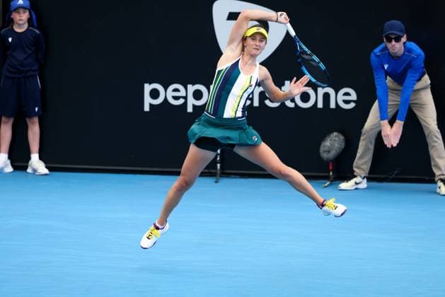 ADELAIDE, AUSTRALIA - JANUARY 07: Irina-Camelia Begu of Romania plays a forehand during the Adelaide International tennis match between Irina-Camelia Begu of Romania and Aryna Sabalenka of Belarus at Memorial Drive on January 07, 2023 in Adelaide, Australia. (Photo by Peter Mundy Speed Media Icon Sportswire) TENNIS: JAN 07 - Adelaide International Icon2301070039