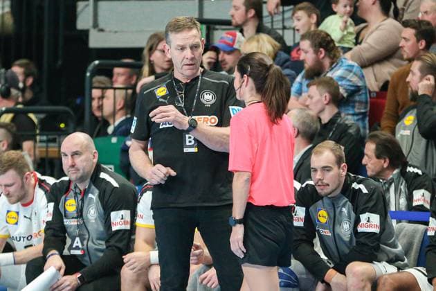v li Alfred Gislason coach, national coach, Germany talking with referee Maike Merz, 07 01 2023, Bremen Germany , handball, international match, Germany Iceland xobx