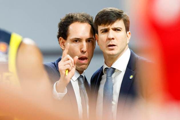 left Assistant Coach Ferried Naciri EWE Baskets Oldenburg Head Coach Head Coach Pedro Calles EWE Baskets Oldenburg Brose Bamberg EWE Baskets Oldenburg easyCredit BBL Basketball Bundesliga Season 2022 23 14 Matchday, 07 01 2023, Bamberg, Brose Arena Photo Daniel Löb Loeb Copyright: DanielxLöb