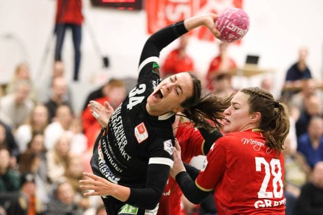 Sport Themen der Woche KW01 Sport Bilder des Tages Elena Fabritz (SG Schozach Bottwartal, 34), Melanie Grawe (1. FSV Mainz 05, 28), GER, 1.FSV Mainz 05 gegen SG Schozach Bottwartal, Handball, 2.Bundesliga, Frauen, 12.Spieltag, Spielzeit 2022 2023, 07.01.2023 GER, 1.FSV Mainz 05 gegen SG Schozach Bottwartal, Handball, 2.Bundesliga, Frauen, 12.Spieltag, Spielzeit 2022 2023, 07.01.2023 Mainz *** Elena Fabritz SG Schozach Bottwartal, 34 , Melanie Grawe 1 FSV Mainz 05, 28 , GER, 1 FSV Mainz 05 vs SG Schozach Bottwartal, Handball, 2 Bundesliga, Women, 12 Spieltag, Spielzeit 2022 2023, 07 01 2023 GER, 1 FSV Mainz 05 vs SG Schozach Bottwartal, Handball, 2 Bundesliga, Women, 12 Spieltag, Spielzeit 2022 2023, 07 01 2023 Mainz Copyright: xEibner-Pressefoto UlrichxScherbaumx EP_EER