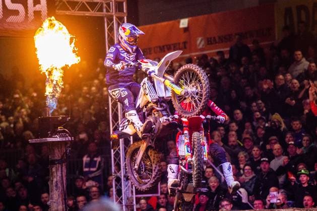 Sport Themen der Woche KW01 Riesa , 070123 , Superendeuro Weltmeisterschaft , Sachsenarena im Bild: Taddy Blazusiak (GasGas POL) und Billy Bolt (Husqvarna GBR) stoßen beim Zielsprung zusammen *** Riesa , 070123 , Superendeuro World Championship , Sachsenarena in picture Taddy Blazusiak GasGas POL and Billy Bolt Husqvarna GBR collide at the finish line jump