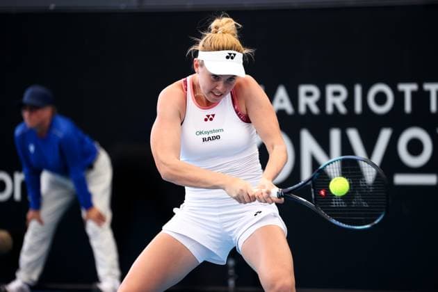 ADELAIDE, AUSTRALIA - JANUARY 08: Linda Noskova of Czech Republic hits a backhand during the Adelaide International tennis final match between Aryna Sabalenka of Belarus and Linda Noskova of Czech Republic at Memorial Drive on January 08, 2023 in Adelaide, Australia. (Photo by Peter Mundy Speed Media Icon Sportswire) TENNIS: JAN 08 - Adelaide International Icon2301080047
