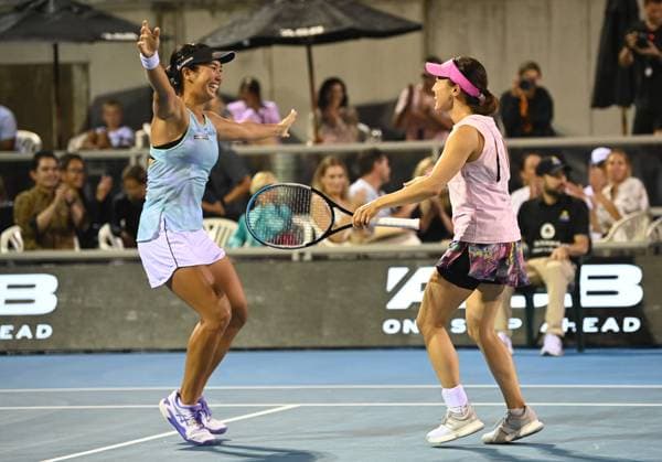 Sport Bilder des Tages 8th January 2022: Auckland, New Zealand: Winners of the doubles final, Japan s Miyu Kato (L) and Indonesia s Aldila Sutjiadi celebrate their victory at the ASB Classic. ASB Tennis Arena, Auckland, New Zealand  ActionPlus12466074 AndrewxCornaga