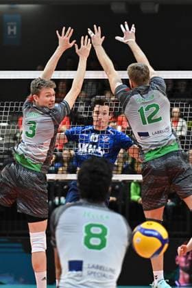Sport Themen der Woche KW01 Volleyball I Herren I 2022-2023 I Bundesliga I 12. Spieltag I SVG Lüneburg - TSV Unterhaching 1860 München I 8.1.2023 Florian Krenkel (3, TSV Unterhaching 1860 München) und Mark Gumenjuk (12, TSV Unterhaching 1860 München) können dem Angriffschlag von Jordan Schnitzer (16, SVG Lüneburg) nur nachschauen - Quentin Zeller (8, TSV Unterhaching 1860 München) kommt auch nicht an den Ball Lüneburg LKH Arena Niedersachsen Deutschland *** Volleyball I Men I 2022 2023 I Bundesliga I 12 Spieltag I SVG Lüneburg TSV Unterhaching 1860 München I 8 1 2023 Florian Krenkel 3, TSV Unterhaching 1860 München and Mark Gumenjuk 12, TSV Unterhaching 1860 München can only look at the attacking shot of Jordan Schnitzer 16, SVG Lüneburg Quentin Zeller 8, TSV Unterhaching 1860 München also can not get to the ball Lüneburg LKH Arena Lower Saxony Germany Copyright: xLobeca AndreasxHannigx