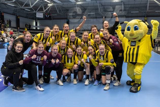 Sport Themen der Woche KW01 Sport Bilder des Tages Handball I Frauen I EHF European League I Saison 2022-2023 I Borussia Dortmund - Molde Elite I 08.01.2023 Siegerfoto Borussia Dortmund Hamm Westpress Arena Deutschland *** Handball I Women I EHF European League I Season 2022 2023 I Borussia Dortmund Molde Elite I 08 01 2023 Winner photo Borussia Dortmund Hamm Westpress Arena Germany Copyright: xLobeca PatrickxSuephkex