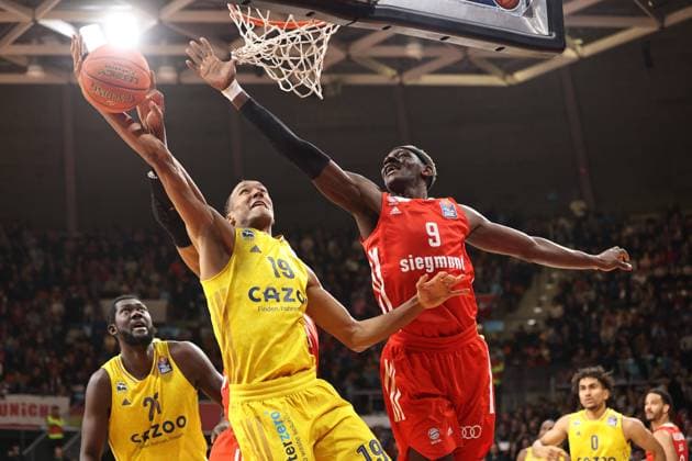 Isaac Bonga Bayern Basketball, 9 blocks Louis Olinde ALBA BERLIN, 19 GER, FC Bayern Basketball vs ALBA BERLIN, Basketball, easyCredit Basketball Bundesliga, season 2022 2023, 08 01 2023, GER, FC Bayern Basketball vs ALBA BERLIN, Basketball, easyCredit Basketball Bundesliga, season 2022 2023, 08 01 2023, Muenchen Copyright: xEibner-Pressefoto MarcelxEngelbrechtx EP_MET