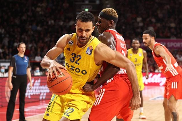 Johannes Thiemann ALBA BERLIN, 32 puts through against Isaac Bonga Bayern Basketball, 9 GER, FC Bayern Basketball vs ALBA BERLIN, Basketball, easyCredit Basketball Bundesliga, season 2022 2023, 08 01 2023, GER, FC Bayern Basketball vs ALBA BERLIN, Basketball, easyCredit Basketball Bundesliga, season 2022 2023, 08 01 2023, Muenchen Copyright: xEibner-Pressefoto MarcelxEngelbrechtx EP_MET