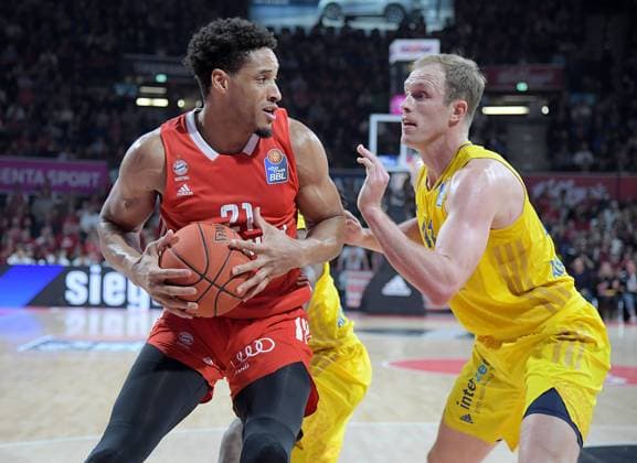 08 01 2023, xemx, Basketball BBL Bundesliga, FC Bayern Muenchen Basketball Alba Berlin emspor, v l Augustine Rubit FC Bayern Basketball , Luke Sikma Alba Berlin Zweikampf, action, battle for the ball Muenchen