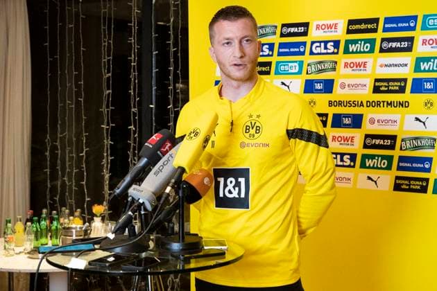 Sport Themen der Woche KW01 Sport Bilder des Tages Fußball: Trainingslager von Borussia Dortmund am 08.01.2023 in Marbella (Spanien). Marco Reus stellt sich in der Medienrunde den Fragen der Journalisten *** Soccer training camp of Borussia Dortmund on 08 01 2023 in Marbella Spain Marco Reus faces the questions of the journalists in the media round Copyright: xKirchner MarcoxSteinbrennerx