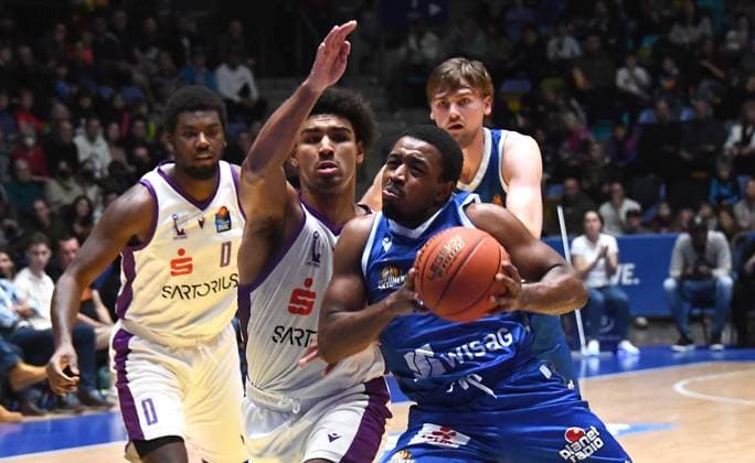 Sport Themen der Woche KW01 Sport Bilder des Tages 08.01.2023, xokbx, Basketball BBL Bundesliga, Frankfurt Skyliners - BG Göttingen emspor, v.l. Isaiah Washington (Fraport Skyliners Frankfurt) gegen Mark Smith (BG Goettingen) (DFL DFB REGULATIONS PROHIBIT ANY USE OF PHOTOGRAPHS as IMAGE SEQUENCES and or QUASI-VIDEO) Frankfurt am Main *** 08 01 2023, xokbx, Basketball BBL Bundesliga, Frankfurt Skyliners BG Göttingen emspor, v l Isaiah Washington Fraport Skyliners Frankfurt vs Mark Smith BG Goettingen DFL DFB REGULATIONS PROHIBIT ANY USE OF PHOTOGRAPHS as IMAGE SEQUENCES and or QUASI VIDEO Frankfurt am Main