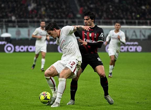 (230109) -- MILAN, Jan. 9, 2023 -- AC Milan s Sandro Tonali (R) vies with Roma s Nicolo Zaniolo during a Serie A football match between AC Milan and Roma in Milan, Italy, Jan. 8, 2023. (Photo by Xinhua) (SP)ITALY-MILAN-FOOTBALL-SERIE A-AC MILAN VS ROMA AlbertoxLingria 