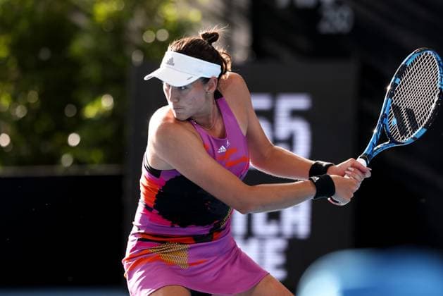 ADELAIDE, AUSTRALIA - JANUARY 09: Garbine Muguruza of Spain hits a backhand during the Adelaide International tennis match between Garbine Muguruza of Spain and Belinda Bencic of Switzerland at Memorial Drive on January 09, 2023 in Adelaide, Australia. (Photo by Peter Mundy Speed Media Icon Sportswire) TENNIS: JAN 09 - Adelaide International Icon2301090032