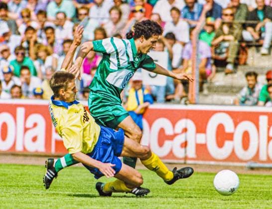 RECORD DATE NOT STATED Aus 2. BL Saison 1992 93 Eintracht Braunschweig - VfL Wolfsburg 0:1 am 08.05.1993. Im Foto: BS Spieler Ulf Metschies gegen Jacek Frackiewicz *** From 2 BL season 1992 93 Eintracht Braunschweig VfL Wolfsburg 0 1 on 08 05 1993 In photo BS player Ulf Metschies against Jacek Frackiewicz