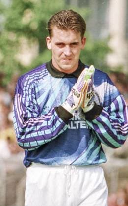 RECORD DATE NOT STATED Aus 2. BL Saison 1992 93 Eintracht Braunschweig - VfL Wolfsburg 0:1 am 08.05.1993. Im Foto: BS TW Oliver Lerch *** From 2 BL season 1992 93 Eintracht Braunschweig VfL Wolfsburg 0 1 on 08 05 1993 In photo BS TW Oliver Lerch