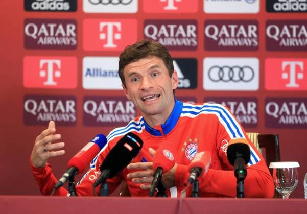 09 01 2023, Football 1 Bundesliga 2022 2023, FC Bayern Munich training camp in Doha, Qatar, at Aspire Academy Thomas Müller FC Bayern Munich gives information to journalists