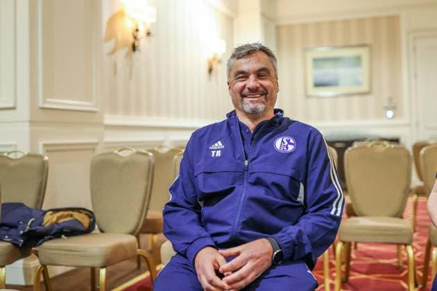 Sport Themen der Woche KW02 Sport Bilder des Tages 08.01.2023, Fussball, Saison 2022 2023, 1. Bundesliga, Traininglager FC Schalke 04 in Belek Türkei, Tag 8, Cheftrainer Thomas Reis (FC Schalke 04) in der Medienrunde. Belek Türkei xRHR-FOTO TRx *** 08 01 2023, football, 2022 2023 season, 1 Bundesliga, FC Schalke 04 training camp in Belek Turkey, day 8, head coach Thomas Reis FC Schalke 04 in the media round Belek Turkey xRHR PHOTO TRx Copyright: TimxRehbein RHR-FOTOx RHR-FOTO TR