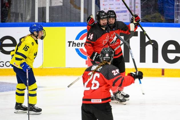 230109 Emilia Bergeby Hallbeck of Sweden looks dejected as Emma Pais of Canada celebrates after scoring 1 1 during the 2023 IIHF U18 Women s World Championship game between Sweden and Canada on January 9, 2023 in Östersund Photo Mathilda Ahlberg BILDBYRAN kod MA MA0369 ishockey ice hockey u18 vm u18 vm 2023 iihf u18 womens world championship sverige sweden kanada canada dambbeng depp jubel,  Copyright: MATHILDAxAHLBERG BB230109MA070