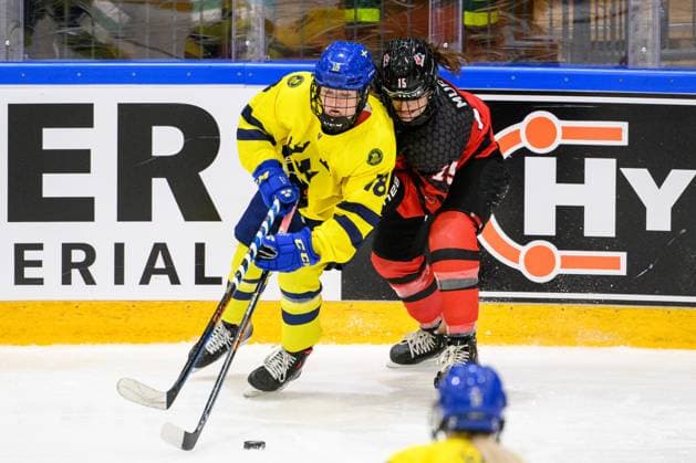 230109 Hilda Svensson of Sweden and Ava Murphy of Canada during the 2023 IIHF U18 Womens World Championship game between Sweden and Canada on January 9, 2023 in Östersund Photo Mathilda Ahlberg BILDBYRAN code MA MA0369 ice hockey ice hockey u18 vm u18 vm 2023 iihf u18 womens world championship sweden sweden canada canada dambbeng,  Copyright: MATHILDAxAHLBERG BB230109MA077