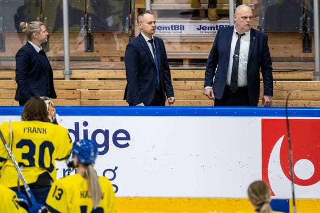 230109 Assistant coach Pernilla Winberg, head coach Andreas Karlsson and assistant coach Pernilla Winberg during the 2023 IIHF U18 Womens World Championship game between Sweden and Canada on January 9, 2023 in Östersund Photo Mathilda Ahlberg BILDBYRAN code MA MA0369 ice hockey ice hockey u18 vm u18 vm 2023 iihf u18 womens world championship sweden sweden canada canada dam bbeng,  Copyright: MATHILDAxAHLBERG BB230109MA170
