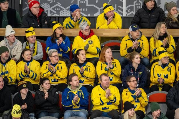 230109 Fans of Sweden during the 2023 IIHF U18 Womens World Championship game between Sweden and Canada on January 9, 2023 in Östersund Photo Mathilda Ahlberg BILDBYRAN code MA MA0369 ice hockey ice hockey u18 vm u18 vm 2023 iihf u18 womens world championship sweden sweden canada canada women bbeng fan audience askadare supporter,  Copyright: MATHILDAxAHLBERG BB230109MA179