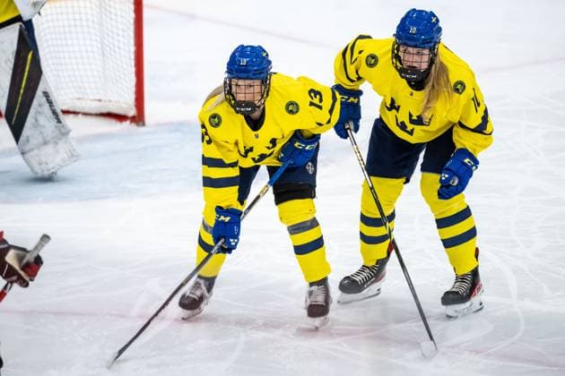 230109 Mira Hallin and Linnea Natt och Dag of Sweden during the 2023 IIHF U18 Women s World Championship game between Sweden and Canada on January 9, 2023 in Östersund Photo Mathilda Ahlberg BILDBYRAN code MA MA0369 ice hockey ice hockey u18 vm u18 vm 2023 iihf u18 womens world championship sweden sweden canada canada ladies bbeng,  Copyright: MATHILDAxAHLBERG BB230109MA183
