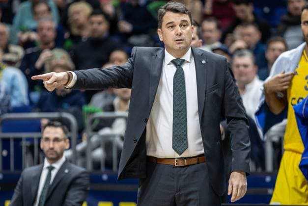 Basketball EuroLeague, Matchday 18, ALBA Berlin Emporia Armani Milan Milan, Mercedes Benz Arena ALBAs head coach Israel Gonzalez points in one direction ALBA Berlin Armani Milan