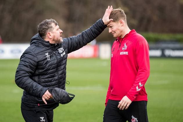 1 FC Koeln training 11 01 2023 Steffen Baumgart coach 1 FC Koeln shows Luca Kilian 1 FC Koeln, 15 laughing where to place the header training 1 FC Koeln Geissbockheim, 11 01 2023 Copyright: xBEAUTIFULxSPORTS Wunderlx