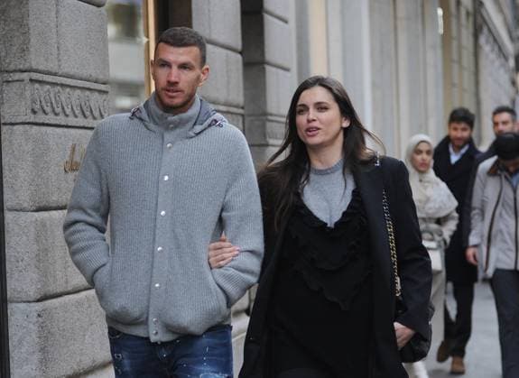 Milan, 11-01-2023 Edin Dzeko. striker for Inter and for the Bosnian national team, Nationalteam of which he is the captain, and his wife Amra Silajdzic, 9 months pregnant, after having lunch in a well-known restaurant in the center they go for a walk romance in the streets of the quadrilateral. Next month Ediln Dzeko will become the father of a little girl for the 5th time.  Copyright: xMimmoxCarrierox xipa-agency.netx xMIMMOxCARRIERO-x 0198587972st